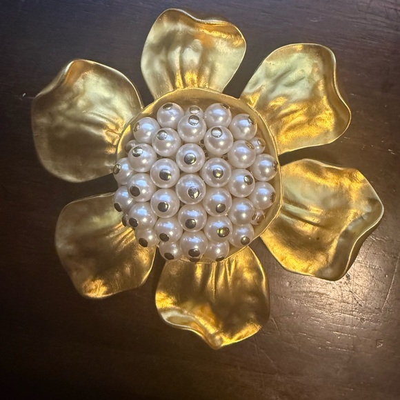 RARE GIVENCHY Vintage Brushed Gold Flower Brooch with Seed Pearl Cluster Center - Picture 1 of 3